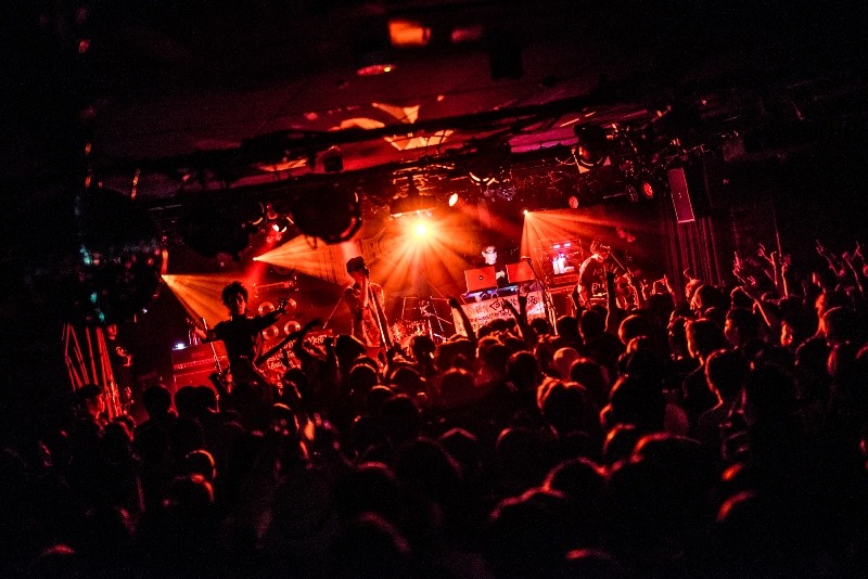 「AA= “SETAGAYA TOUR 2015 -COMPRESSOR!!!!!-”」東京・下北沢GARDEN公演の様子。（撮影：浜野カズシ）
