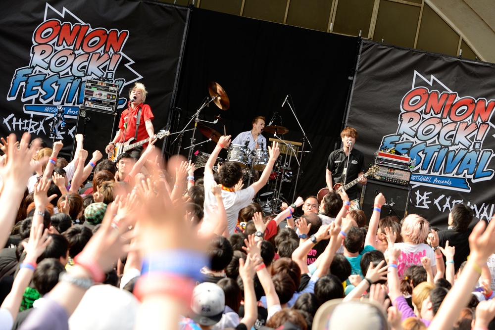 「ONION ROCK FES -CHIBA DE CARNIVAL 2015-」1日目公演のHOTSQUALLのパフォーマンスの様子。（撮影：半田安政[Showcase]）