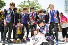 山下リオ演じる牧野江里子が倒れたところをタカシ（超特急）が助けるシーン。 (c)フジテレビ