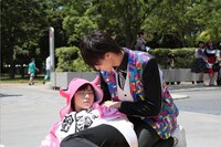 タカシ（超特急）と山下リオによるリハーサル中の風景。 (c)フジテレビ