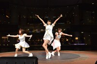 GALETTeによるミニライブの様子。