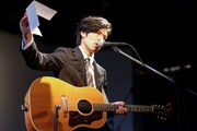 “木村隆三”のライブの様子。（写真提供：日本クラウン）