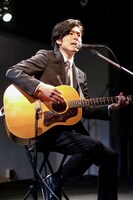 “木村隆三”のライブの様子。（写真提供：日本クラウン）