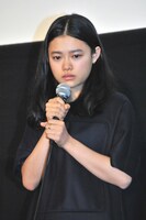 目に涙を浮かべる杉咲花。