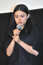 目に涙を浮かべる杉咲花。