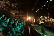 eastern youth「極東最前線 / 巡業2015～ボトムオブザワールド人間達～」cube garden公演の様子。（撮影：平川啓子）