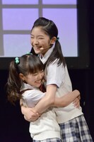 抱き合う岡田愛（右）と藤平華乃（左）。