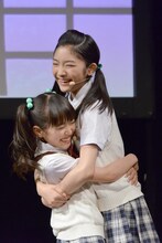抱き合う岡田愛（右）と藤平華乃（左）。