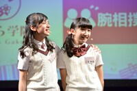 左から山出愛子、日高麻鈴。