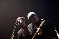 「大きなミラーボールの下で」を歌うチャレンジオノマック（Vo, G）と、オノマックの背後に回った沢田チャレンジ（Vo）。（撮影：小川舞）