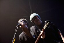 「大きなミラーボールの下で」を歌うチャレンジオノマック（Vo, G）と、オノマックの背後に回った沢田チャレンジ（Vo）。（撮影：小川舞）