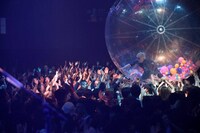 “LOVEボール”に入ってフロアを移動する沢田チャレンジ（Vo）。（撮影：小川舞）