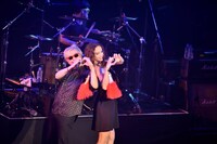 ロシア人美女とダンスを踊る沢田チャレンジ（Vo）。（撮影：小川舞）