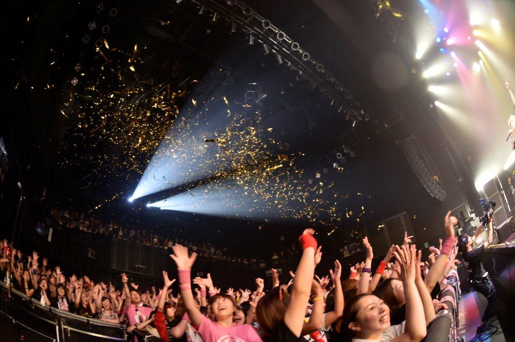 「花金ダンス」に沸き立つお客チャレンジ。（撮影：小川舞）