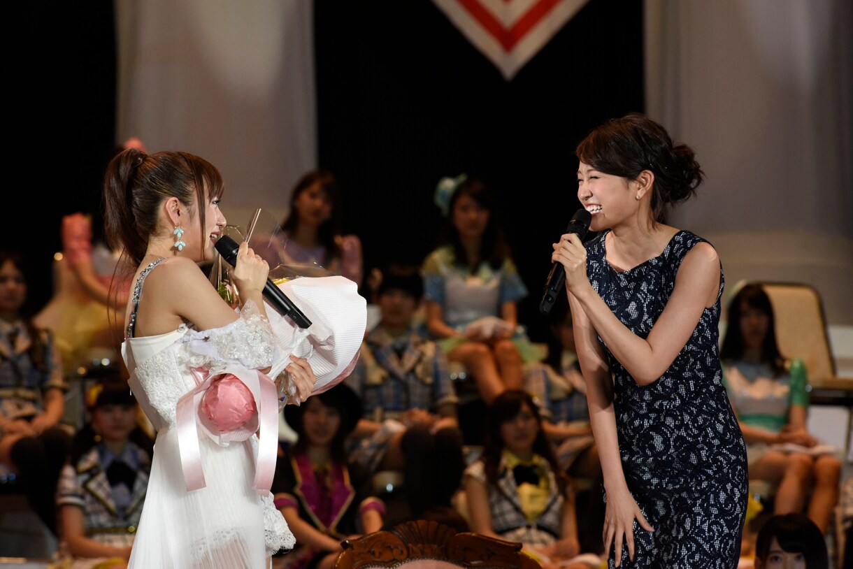 サプライズ登場した前田敦子から花束を受け取る高橋みなみ。 (c)AKS