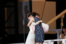 前田敦子と抱き合う高橋みなみ。 (c)AKS
