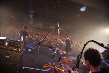 「百万石音楽祭 2015～ミリオンロックフェスティバル～」での10-FEETのパフォーマンスの様子。（撮影：小坂淳）