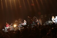 「踊るダメ人間」を演奏する筋肉少女帯。（撮影：柴田恵理）