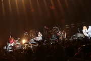 「踊るダメ人間」を演奏する筋肉少女帯。(撮影:柴田恵理)