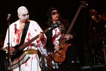 左から鈴木研一（人間椅子）、内田雄一郎（筋肉少女帯）。（撮影：柴田恵理）