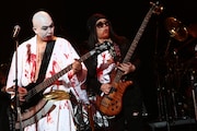 左から鈴木研一(人間椅子)、内田雄一郎(筋肉少女帯)。(撮影:柴田恵理)
