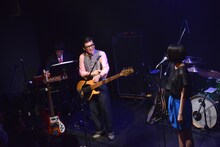 「中2みたい」と指摘されるも「先日46歳になりまして。今まではただの中2だったけど、今は“中2のおじさん”。中2のおじさんって最強でしょ？」と開き直る沖井礼二（中央）。