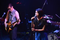 TWEEDEES「ショウほど素敵な商売はない」の様子。