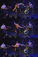 「回ってー」という観客のリクエストに応じる沖井礼二（中央）。