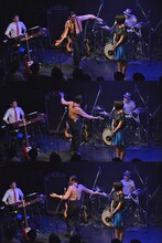 「回ってー」という観客のリクエストに応じる沖井礼二（中央）。