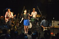 TWEEDEES「ショウほど素敵な商売はない」の様子。