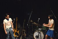 真剣な表情で「じろう」を操作する清浦夏実（右）。