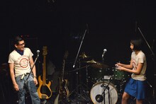 真剣な表情で「じろう」を操作する清浦夏実（右）。