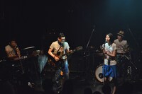 新曲を披露するTWEEDEES。