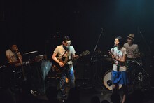 新曲を披露するTWEEDEES。