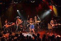 TWEEDEES「ショウほど素敵な商売はない」の様子。