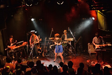 TWEEDEES「ショウほど素敵な商売はない」の様子。