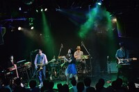 TWEEDEES「ショウほど素敵な商売はない」の様子。