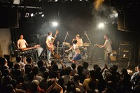 TWEEDEES「ショウほど素敵な商売はない」の様子。