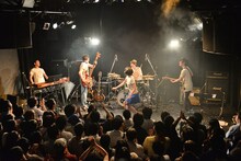 TWEEDEES「ショウほど素敵な商売はない」の様子。