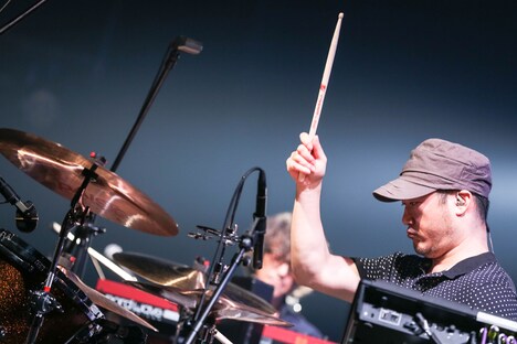 亀井亨(Dr)(Photo by TAKU FUJII)