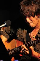 アコースティックベースを弾くJ。（Photo by MASA）