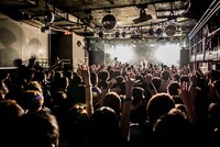 NOISEMAKERのライブの様子。（Photo by IZUMIYA KENTA）