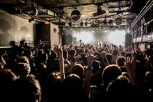 NOISEMAKERのライブの様子。（Photo by IZUMIYA KENTA）