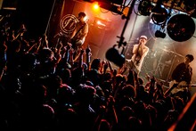 NOISEMAKERのライブの様子。（Photo by IZUMIYA KENTA）