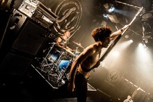 NOISEMAKERのライブの様子。（Photo by IZUMIYA KENTA）