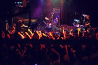 H ZETT Mがゲスト参加したlogical emotionのライブの様子。（撮影：斎藤大嗣）