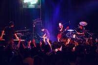 H ZETT Mがゲスト参加したlogical emotionのライブの様子。（撮影：斎藤大嗣）
