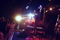 “H ZETT まら”ことまらしぃがゲスト参加したH ZETTRIOのライブの様子。（撮影：斎藤大嗣）