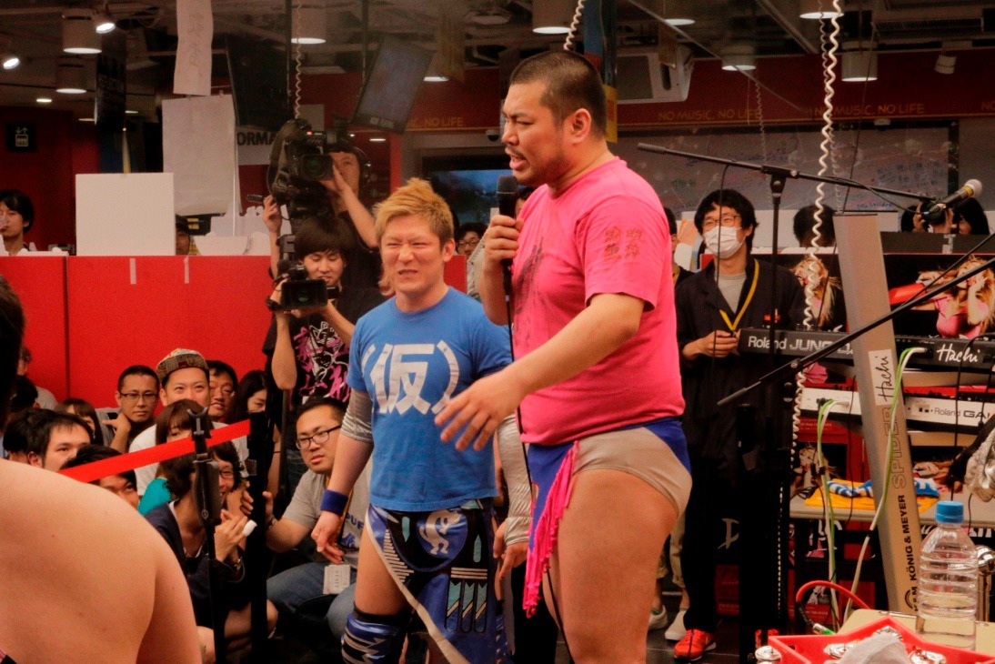 左から大石真翔、男色ディーノ。（撮影：KASICO）