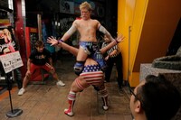 店の外に飛び出して闘い続けるプロレスラーたち。（撮影：KASICO）